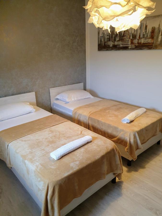 Hotel Queen Bukares Bagian luar foto