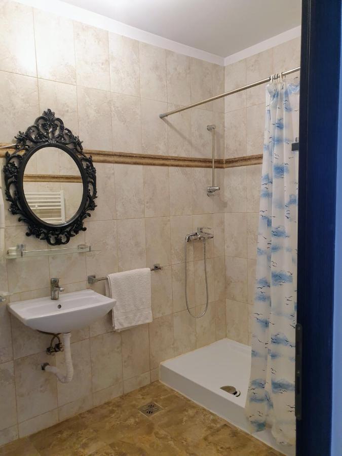 Hotel Queen Bukares Bagian luar foto