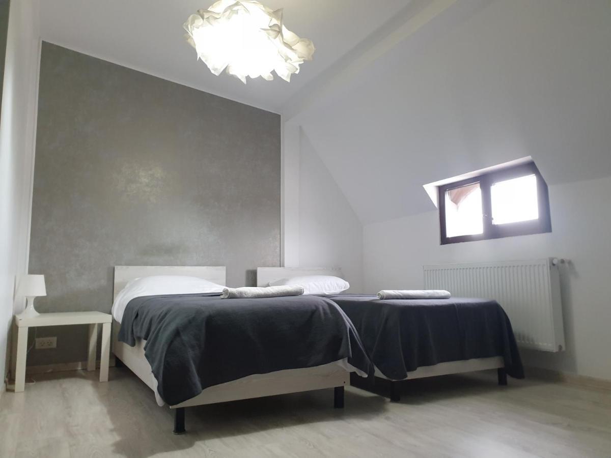 Hotel Queen Bukares Bagian luar foto