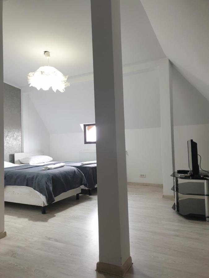 Hotel Queen Bukares Bagian luar foto