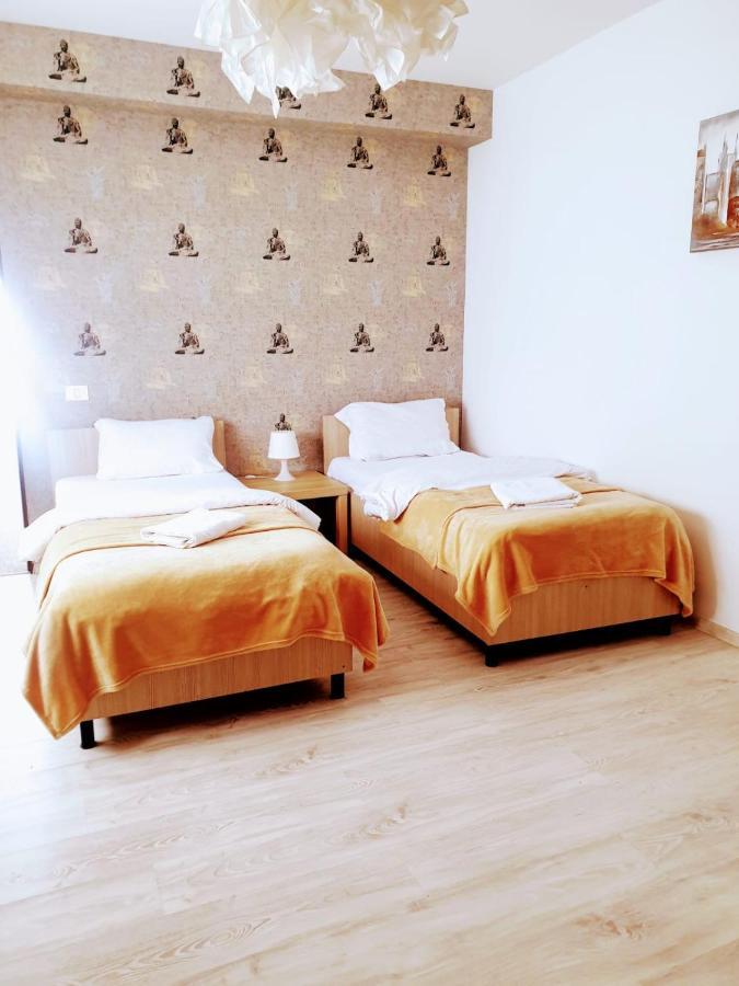 Hotel Queen Bukares Bagian luar foto