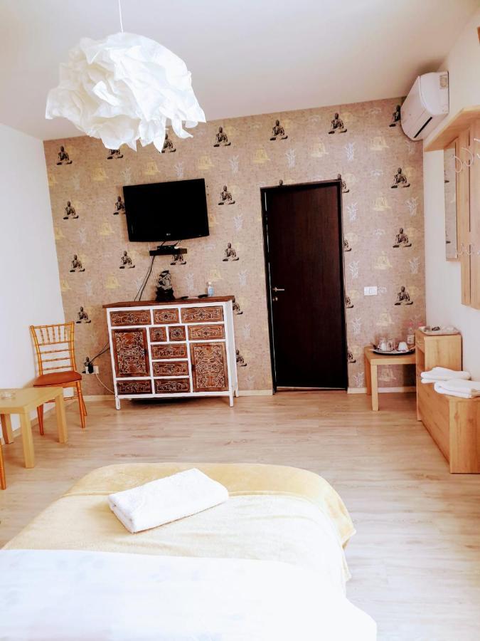 Hotel Queen Bukares Bagian luar foto